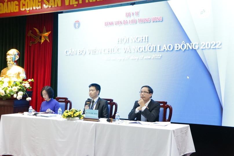 Đoàn chủ tịch chỉ đạo và điều hành Hội nghị gồm có: PGS.TS. Lê Hữu Doanh – Bí thư Đảng ủy, Giám đốc Bệnh viện; GS.TS. Nguyễn Hữu Sáu – Phó Giám đốc Bệnh viện; TS.BS. Trần Cẩm Vân – Ủy viên Ban chấp hành Công đoàn Y tế Việt Nam, Chủ tịch Công đoàn Bệnh viện.