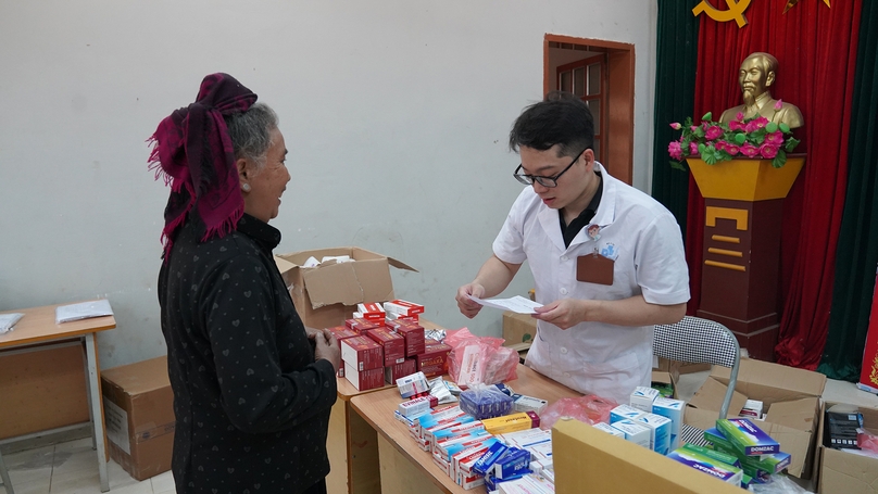 BS Dương Phúc Hiếu phát thuốc cho bệnh nhân tại điểm xã Chiềng Bằng, huyện Quỳnh Nhai, tỉnh Sơn La.