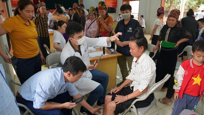 Ths.BS Nguyễn Mạnh Tân thăm khám cho bệnh nhân phong mới tại điểm xã Chiềng Bằng, huyện Quỳnh Nhai, tỉnh Sơn La.