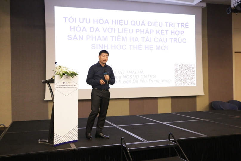 TS.BS. Vũ Thái Hà - Trưởng Khoa Nghiên cứu & Ứng dụng Công nghệ Tế bào gốc, BV Da liễu Trung ương, trình bày nội dung 'Tối ưu hóa hiệu quả điều trị trẻ hóa da với liệu trình kết hợp sản phẩm tiêm Hyaluronic Acid tái cấu trúc sinh học thế hệ mới'.