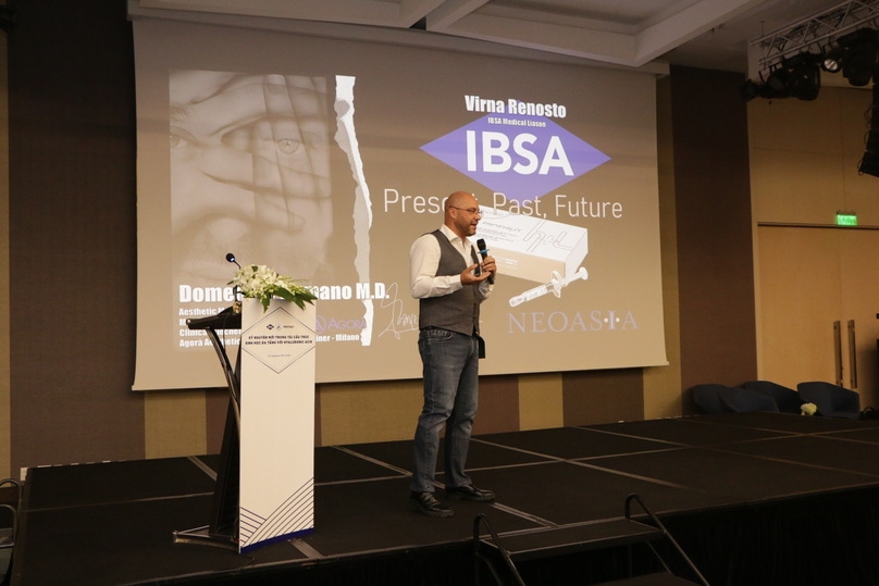 BS. Domenico Romano - Bác sĩ phẫu thuật và thẩm mỹ nội khoa tại Ý, Trainer Quốc tế của IBSA đã chia sẻ về chủ đề: 'Công nghệ của tương lai - Ứng dụng Hyaluronic Acid trong thẩm mỹ với những phát kiến mới IBSA Derma'.