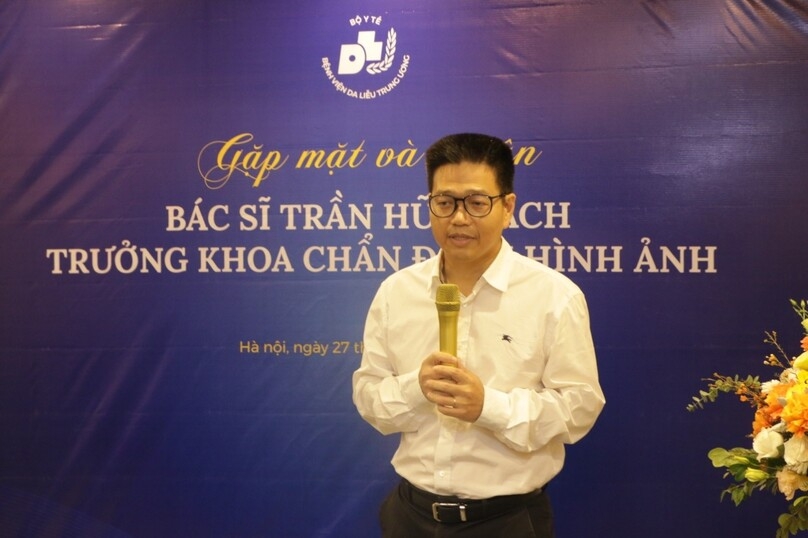 PGS.TS. Lê Hữu Doanh, Bí Thư Đảng Ủy, Giám đốc Bệnh viện phát biểu đánh giá cao những đóng góp của BS. Trần Hữu Bách