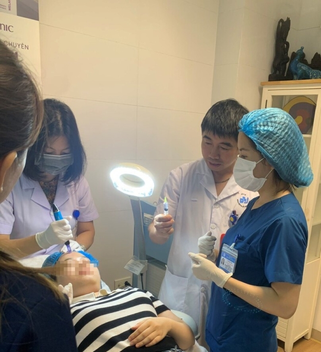 TS.BS Vũ Thái Hà - Trưởng khoa Nghiên cứu và ứng dụng công nghệ tế bào gốc hướng dẫn thực hành cho học viên
