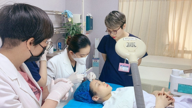 BS.CKII Nguyễn Thùy Linh – Phó Trưởng khoa Laser và săn sóc da hướng dẫn học viên thực hành kỹ thuật tiêm Meso