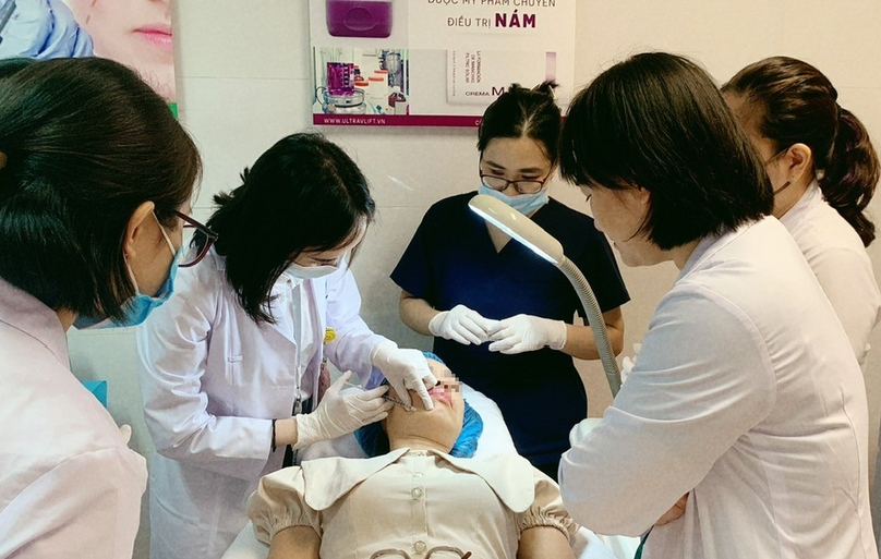 BS.CKII Trương Thị Huyền Trang hướng dẫn học viên kỹ thuật tiêm Meso chống lão hóa da