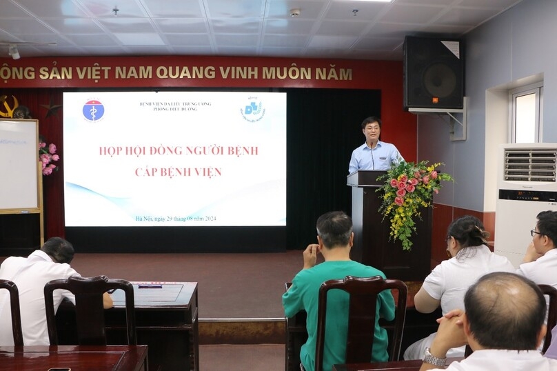 Ths. Nguyễn Văn Thành – Đảng ủy viên, Phó Giám đốc Bệnh viện phát biểu tại cuộc họp