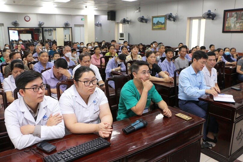 Đội ngũ lãnh đạo và nhân viên y tế các khoa lâm sàng cùng toàn thể người bệnh, người nhà người bệnh đang nằm điều trị nội trú tại Bệnh viện Da liễu trung ương.