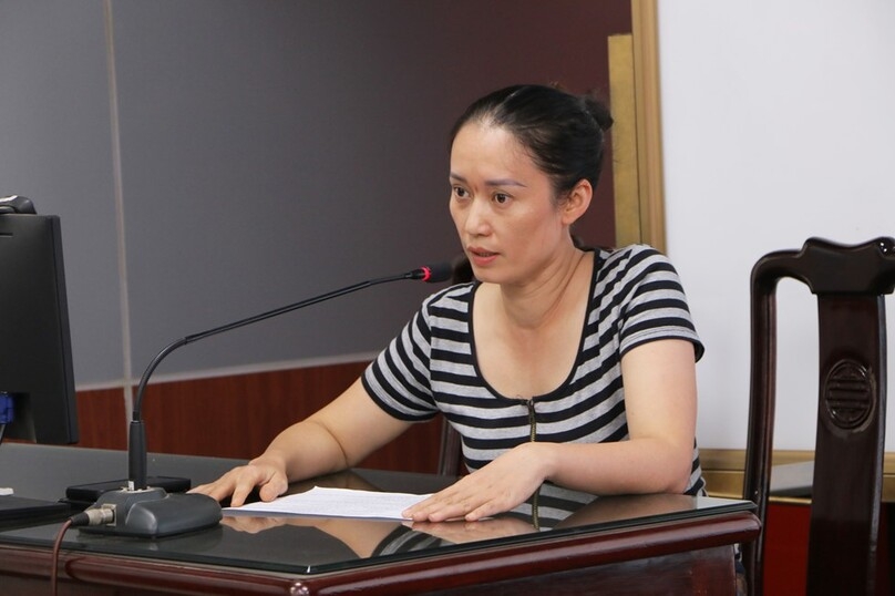 Bà Trần Thị Thanh Tú là người nhà người bệnh đang nằm điều trị tại Khoa Điều trị bệnh da Phụ nữ và trẻ em - Chủ tịch Hội đồng người bệnh cấp bệnh viện tháng 8/2024 điều hành cuộc họp.