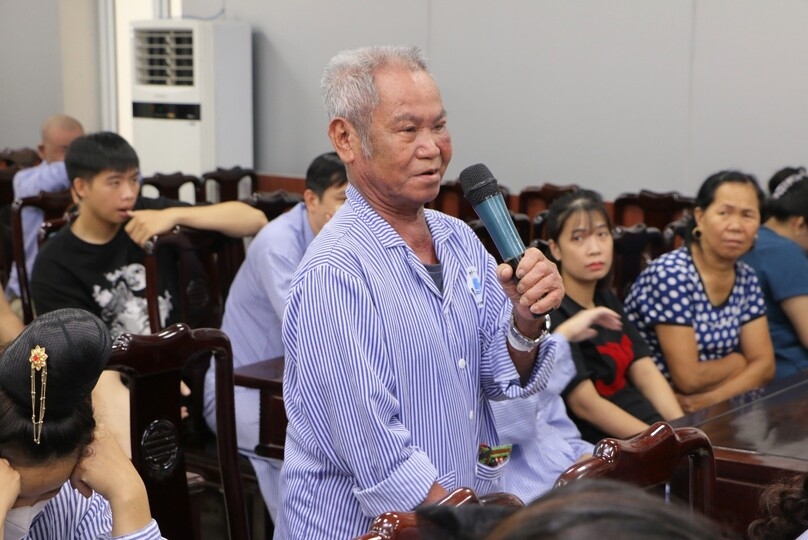Ông Trần Văn Bình - người bệnh đang nằm điều trị tại khoa Điều trị bệnh da Nam bày tỏ ý kiến