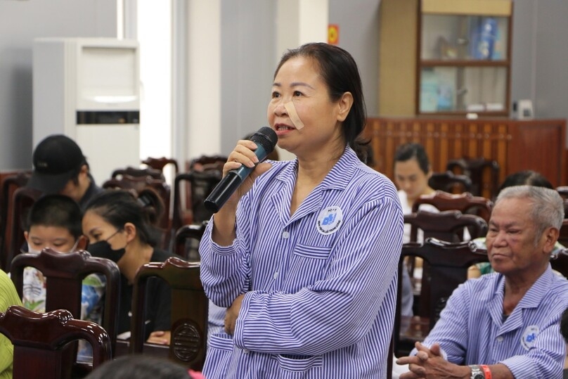 Bà Đặng Thị Hồng - người bệnh hiện đang điều trị tại khoa Phẫu thuật tạo hình thẩm mỹ và phục hồi chức năng chia sẻ ý kiến trong thời gian nằm viện.
