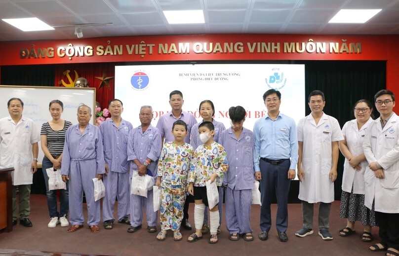 Đại diện người bệnh và người nhà người bệnh nhận quà.