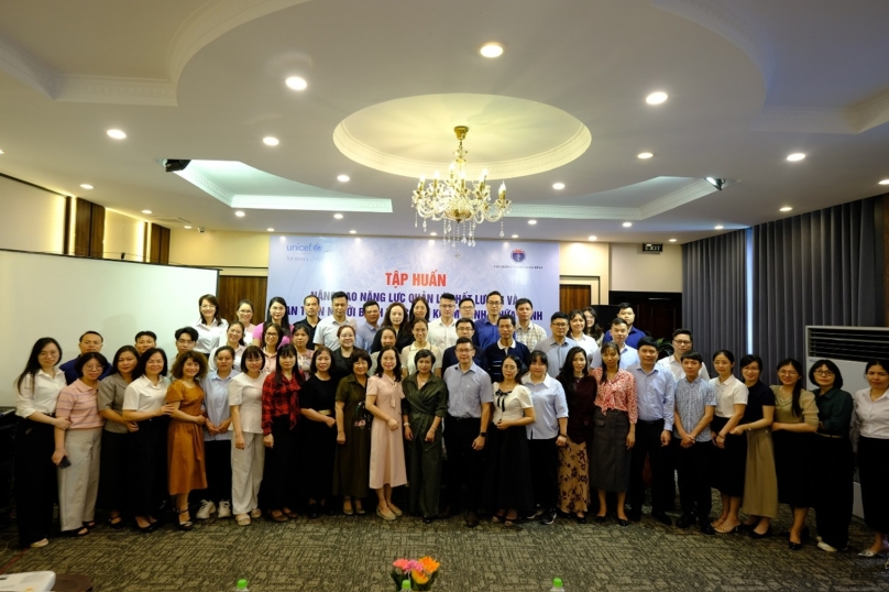 Các giảng viên và học viên chụp ảnh lưu niệm tại buổi tập huấn