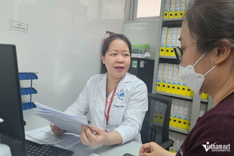 Bác sĩ Minh tư vấn về các phương pháp nhuộm da cho bệnh nhân tại Bệnh viện Da liễu Trung ương. Ảnh: Võ Thu