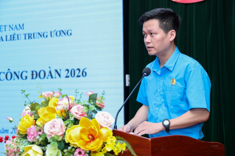 ThS. Phạm Tiến Dũng – Phó chủ tịch Công đoàn đọc quyết định kết nạp đoàn viên mới