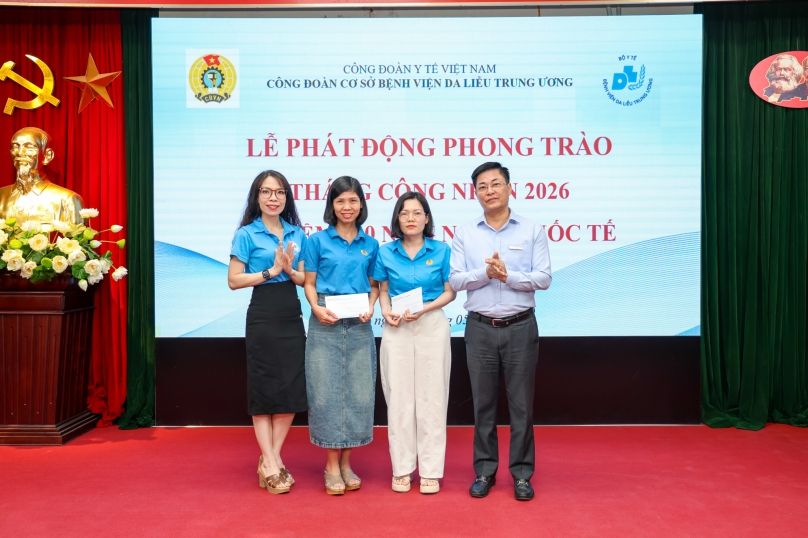 Đại diện BGĐ, Công đoàn BV trao quà tới những đoàn viên có hoàn cảnh khó khăn