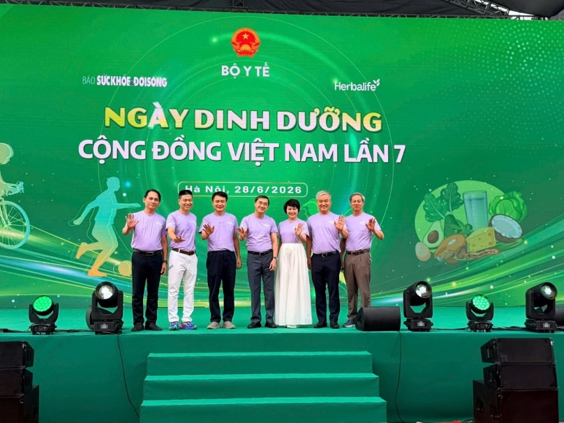 Thứ trưởng Bộ Y tế GS.TS Trần Văn Thuấn và các lãnh đạo Bộ Y tế chụp ảnh