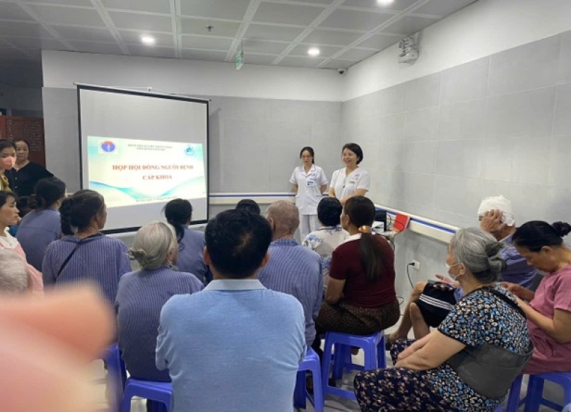 Hình 2: Điều dưỡng trưởng khoa tiếp nhận ý kiến người bệnh