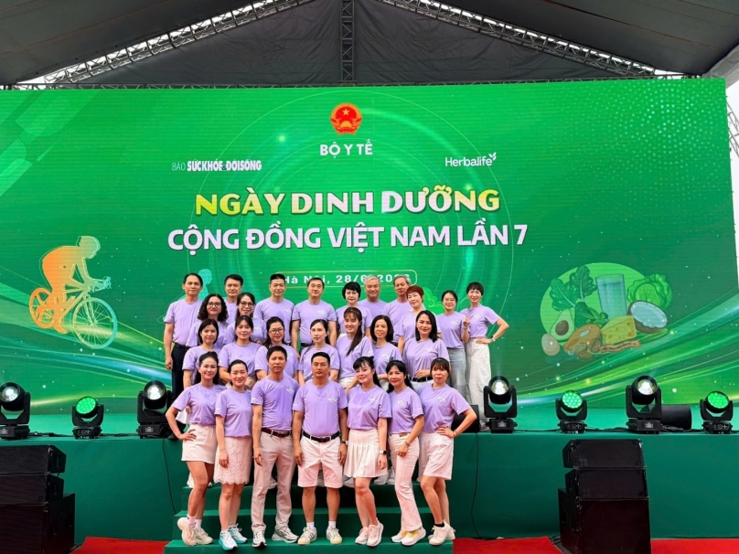 cùng với đội nhày Flashmob Bệnh viện Da liễu Trung ương.