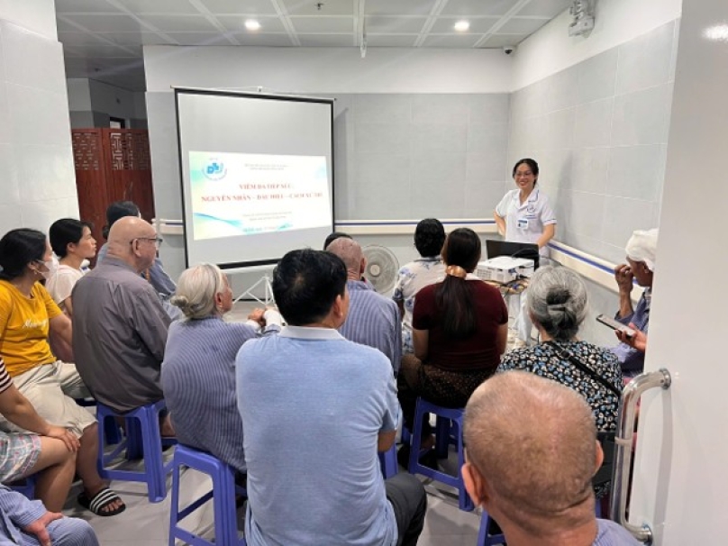 Hình 2: Người bệnh tham gia buổi truyền thông