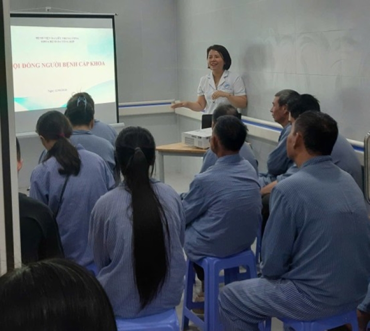 Hình 2. ThS. ĐD Đào Thu Thủy chủ trì họp Hội đồng người bệnh cấp khoa