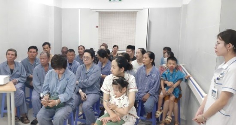 Hình 4: Người bệnh tham gia buổi truyền thông