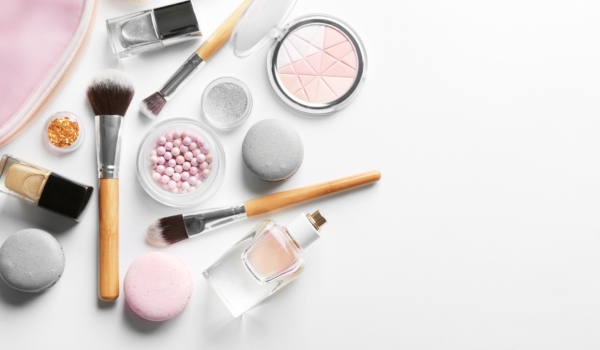Viêm da tiếp xúc dị ứng vùng mặt do mỹ phẩm