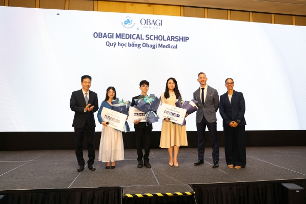 Bác sĩ nội trú Da liễu trường Đại học Y Hà Nội nhận học bổng của Obagi Medical Foundation